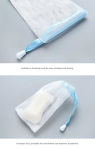 Detail of double-layer mesh foaming bag with light blue drawstring and plastic bead