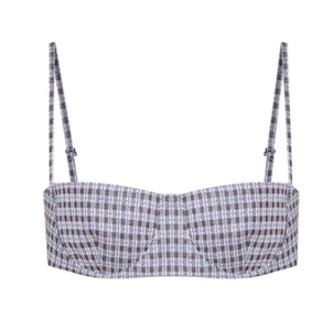 Détail d'un haut de bikini à carreaux vichy bleu et blanc avec bretelles réglables