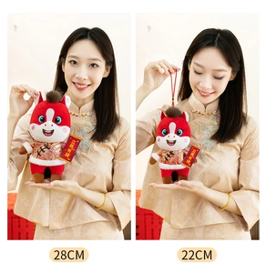 Comparaison de mascottes en peluche Année du Cheval 2026 de 28cm et 22cm en rouge et blanc