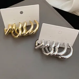 Lot de boucles d'oreilles créoles dorées et argentées en forme de cœur sur cartes