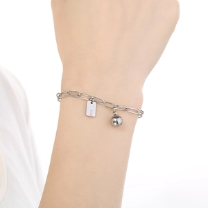 Détail du bracelet en acier inoxydable argenté avec pendentif lettre I et perle métallique