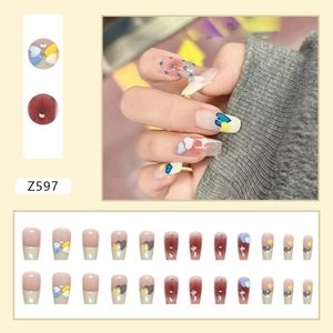 Faux ongles French jaune crème avec cœurs 3D mignons et effet blush rose Z597