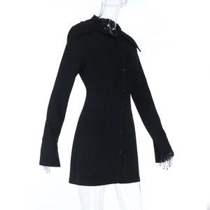 Détail de la robe chemise noire cintrée à manches longues avec fermeture à boutons devant