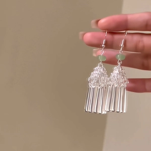 Longues boucles d'oreilles à pompons argentés avec perles vertes de style ethnique
