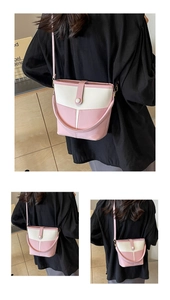 Dettaglio della borsa a secchiello rosa e bianca con elegante chiusura magnetica