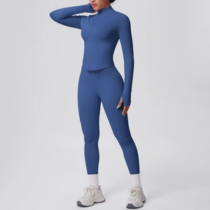 Dettaglio del set yoga blu scuro con fori per i pollici e tessuto sportivo elastico
