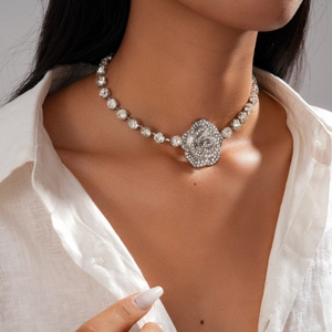 Gros plan d'un collier pendentif rose argenté avec cristaux brillants sur un mannequin