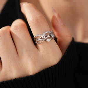 Nahaufnahme eines mehrlagigen 18k vergoldeten Rings mit Perlen und Zirkonia am Modell