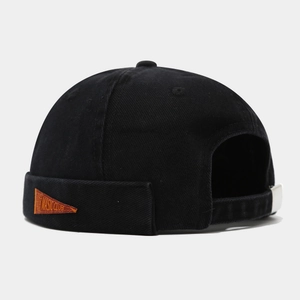 Détail du bonnet sans bord noir en toile avec écusson orange et sangle de réglage arrière