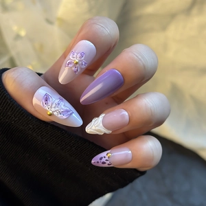 Lila Kunstnägel zum Aufkleben mit 3D-Blumen, Lavendel-Farbverlauf und Goldperlen