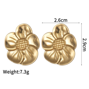 French vintage gold flower earrings with 5-petal design and textured center details