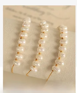 Ensemble de trois bracelets en perles baroques avec perles d'espacement dorées 18K