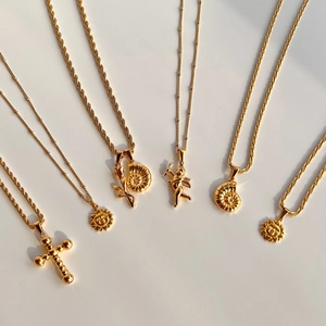 Détails de six colliers plaqués or 18 carats avec pendentifs croix, soleil, coquillage et cupidon