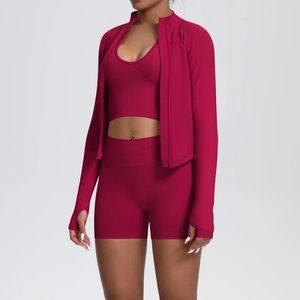 Vue détaillée de l'ensemble de yoga rouge baie avec passe-pouces et short à taille haute