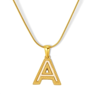 Collana placcata oro 18K con ciondolo lettera A in madreperla e catena a serpente