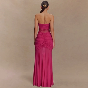 Dettaglio dell'abito fucsia a fascia con arricciature sul retro e inserti in pizzo eleganti