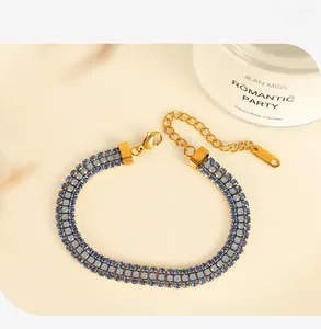 Détail du bracelet plaqué or 18K avec strass bleus et étiquette poinçonnée K18