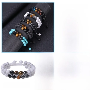 Dettaglio del bracciale regolabile a doppio strato con occhio di tigre e ossidiana