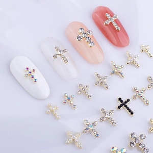 Set nail art in lega con gemme nere, perle e croci su diverse basi per unghie