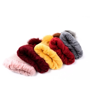 Bonnets en maille doublés polaire multicolores avec pompons en fausse fourrure