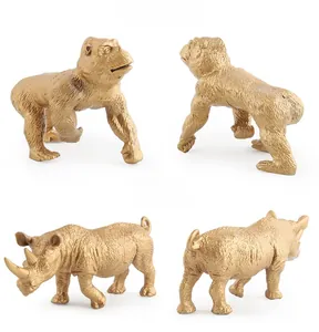 Dettagli delle figurine di orango e rinoceronte dorati con texture realistiche della pelle