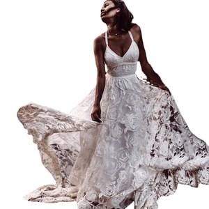 Elegante abito da sposa in pizzo bianco con scollo a V e ricami floreali su sfondo bianco
