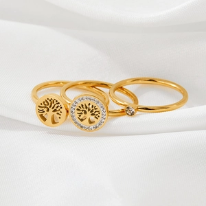 Dreiteiliges goldenes Edelstahl Ring-Set Lebensbaum mit funkelnden Kristallakzenten