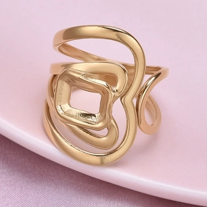 Bague dorée irrégulière multicouche avec finition mate sur un fond de soie élégant