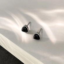 Macro di orecchini a triangolo con inserto nero e finitura in argento vintage