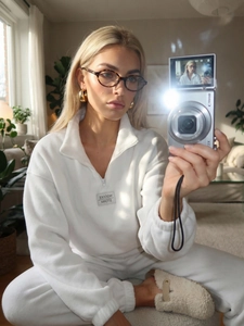Ensemble blanc en polaire à demi-zip avec patch logo et coupe décontractée confortable