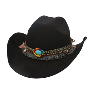 Nahaufnahme eines ethnischen Bandes mit Türkis und bunten Perlen auf einem schwarzen Cowboyhut