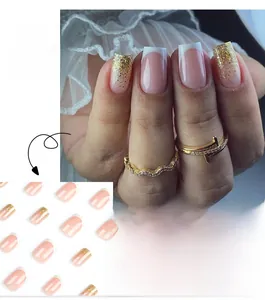 Unghie finte French quadrate lunghe con punte bianche e sfumature di glitter dorati