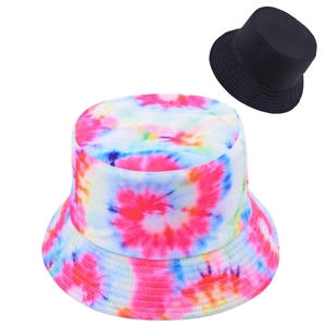 Détail du motif tie-dye éclatant et du tissu respirant sur un chapeau bob tendance