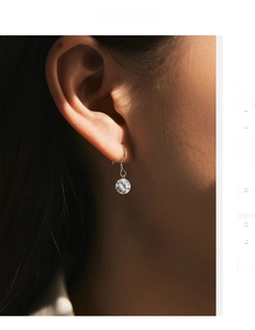 Élégante boucle d'oreille moissanite 1 carat en argent S925 portée par un modèle