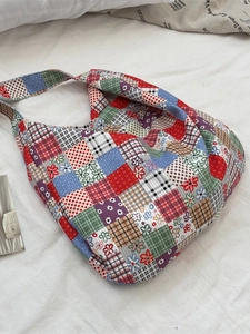 Grand sac cabas en toile patchwork bohème avec motifs floraux et bandoulière spacieuse