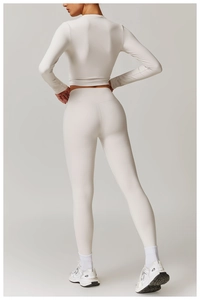 Vue arrière d'un ensemble de yoga crème avec crop top manches longues et legging taille haute