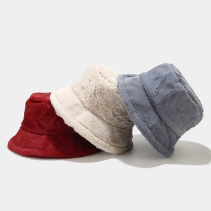 Drei Plüsch-Fischerhüte aus Kunstkaninchenfell in Rot, Creme und Blau für den Winter