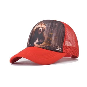 Detailweergave van de rode mesh truckerpet met een realistische bruine beerprint op de voorkant