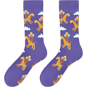 Détail du tricot de chaussettes violettes avec girafes en pixel art et ballons