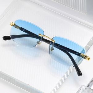 Detalle de gafas de sol polarizadas sin montura azul cielo con puente de metal dorado