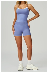 Détail de l'ensemble de yoga lilas sans couture avec short taille haute et maille côtelée