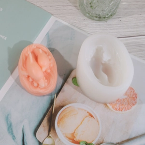 Détail du moule en silicone DIY avec figurine d'oiseau et accessoires décoratifs