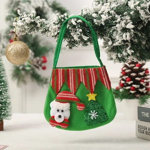 Sac cadeau de Noël en feutre avec ours blanc et sapin vert sur base vert vif