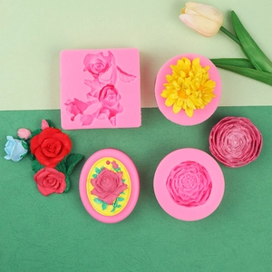 Detailansicht von 3D-Silikonformen für Rosen und Gänseblümchen mit fertigen Gipsblumen