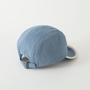 Dettaglio della fibbia in metallo regolabile sul cappello neonato blu grigio in cotone