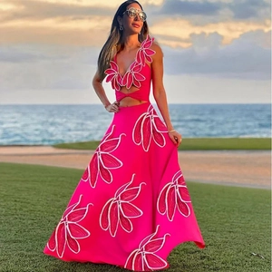 Ensemble de plage rose vif deux pièces avec détails de pétales blancs et jupe longue
