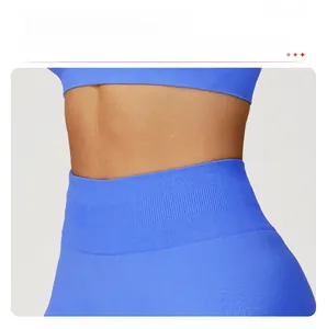 Détail macro du short de yoga sans couture taille haute avec tissu côtelé et taille fendue