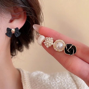 Élégant ensemble de boucles d'oreilles dorées avec nœud noir et motifs de fleurs perlées