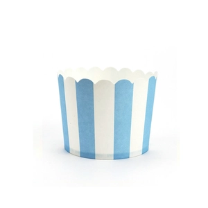 Détail de caissettes à cupcakes à rayures bleues et blanches avec bordure ondulée