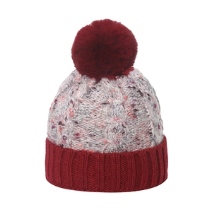 Bonnet en tricot torsadé gris avec pompon bordeaux en fausse fourrure et revers large